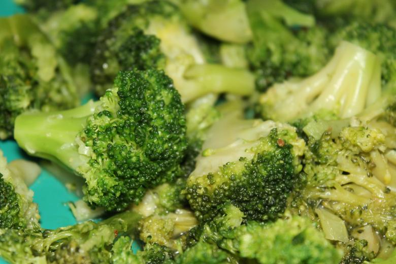 Broccoli, which takes the place of winter on the tables with its soups, salads and meals, gives off a bad odor while being cooked. But if you know its benefits, you will forget this smell.

Nutritional Values ​​of Broccoli
Broccoli, which looks like a tiny tree, causes many people to stay away because of the smell it emits when cooked. Broccoli, which comes from the Brassica oleracea plant family, like cabbage, Brussels sprouts, and cauliflower, contains loads of vitamins, minerals, fiber and antioxidants. Broccoli, which decorates the tables in winter in the form of garnishes, salads and soups, has many benefits.
1. Vitamin and Mineral Storage
Whether raw or cooked, broccoli is a vegetable that contains many nutritional values. About 100 grams of broccoli, which contains vitamins, minerals, fiber and bioactive components, contains:

6 g carbohydrates
2.6 g protein
0.3 g fat
2.4 g fiber
135% Vitamin C
11 percent vitamin A
116 percent vitamin K
14 percent vitamin B9 (folate)
8 percent potassium
6 percent phosphorus
3 percent selenium

Vitamin C is one of the most needed vitamins by the immune system. Vitamin C, which is abundant in broccoli, plays an important role in the prevention and treatment of diseases. It is accepted that 100-200 mg of vitamin C should be taken daily for the prevention of infections. Although oranges and strawberries come to mind when vitamin C is mentioned, this vitamin is found more in broccoli. With about 80 grams of broccoli, 84 percent of the daily vitamin C need is provided. Cooking methods can kill their nutritional value. While frying causes the food to decrease in vitamin C, steaming is seen as the healthiest cooking method.

2. Antioxidant Shield

Helping to prevent cell damage with the antioxidants it contains, broccoli protects the whole body by preventing inflammation. A substance called glucoraphanin turns into sulforaphane, a powerful antioxidant, during digestion. According to research, sulforaphane has many benefits, from lowering blood sugar to balancing cholesterol, from reducing cellular destruction to preventing the development of chronic diseases. It also helps protect your eye health with the antioxidants of lutein and zeaxanthin.

3. Effective in Preventing Inflammation

Broccoli is important in reducing all inflammation in the body, thanks to the flavonoid kaempferol. According to a study of tobacco addicts, those who ate broccoli had a significant reduction in inflammation.

4. Protective Against Cancer

There is no miracle food to prevent cancer. But vegetables and fruits are considered to support cancer prevention. Containing bioactive components, broccoli acts as a shield against chronic diseases, as do vegetables from many cruciferous families. Various studies have stated that broccoli is supportive in the prevention and treatment of breast, prostate, stomach, colorectal, kidney and bladder cancers.

5. Regulates Blood Sugar

Broccoli, which is especially important for diabetics to consume, is effective in regulating blood sugar. In a study, it was determined that insulin resistance decreased significantly in people with type 2 diabetes who regularly consumed broccoli daily for a month. This food, which is a good source of fiber, helps to lower blood sugar and control diabetes.

6. Protects Heart Health

LDL and triglyceride ratios, which are bad cholesterol, play an important role in heart diseases. Studies indicate that people who consume broccoli have lower LDL cholesterol, while good cholesterol HDL rises and triglyceride ratio decreases. It also helps in reducing the risk of heart attack with the antioxidants it contains. This fiber-rich food can be effective in reducing the risk of heart diseases.

7. Strengthens the Digestive System

Its rich fiber and antioxidant content make broccoli a beneficial food for digestive system health. It is effective in reducing inflammation in the large intestine by supporting the strengthening of the digestive system. This green food, which also helps to go to the toilet, prepares a good ground for the growth of good bacteria in the intestines.

8. Supports the Brain and Nervous System

Studies have revealed that dark green vegetables are important in maintaining brain and nervous system health. According to one study, the flavonoid of kaempferol in broccoli reduced the rate of brain damage and the risk of neural tissue inflammation. It is also stated that sulforaphane supports brain functions.

9. Anti-Aging

It is impossible to stop aging, but it is possible to reduce the effects of aging. Sulforaphane is known to be effective in slowing down aging.

10. Supporter of Oral and Dental Health

Vitamin and mineral store broccoli supports the protection of oral and dental health. Food rich in vitamin C and calcium also reduces the risk of gum disease. Kaempferol flavonoid shields against advanced gingival diseases and inflammation. Sulforaphane has also been shown in studies to reduce the risk of oral cancers. Some studies have stated that consuming this food raw destroys plaque and helps teeth appear whiter.